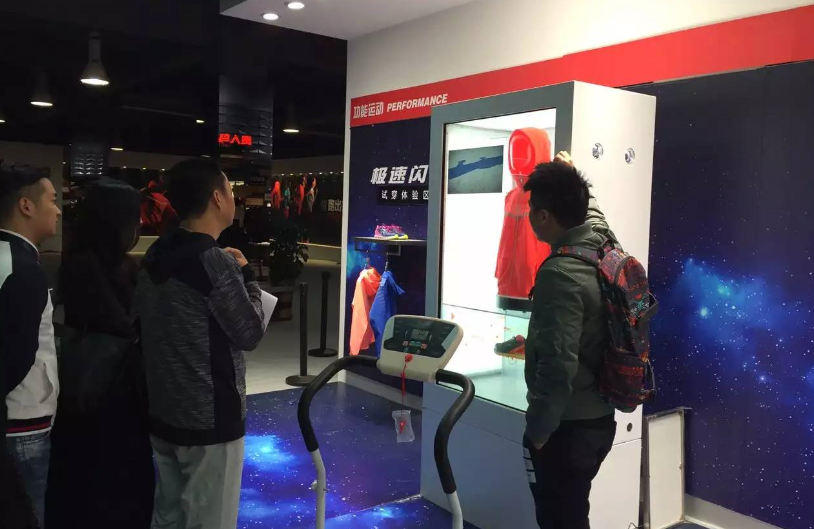 65寸透明屏展示柜-貴人鳥(niǎo)門(mén)店