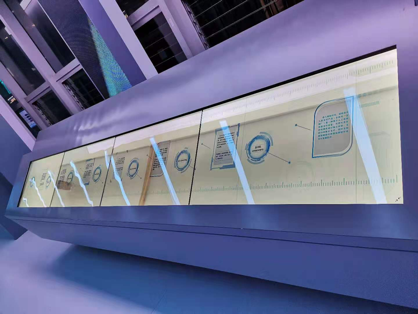 43寸1X4透明液晶屏拼接顯示