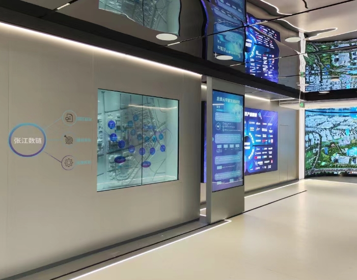 65寸1X2LCD透明屏豎拼接顯示-上海浦東軟件園創(chuàng)意展示中心